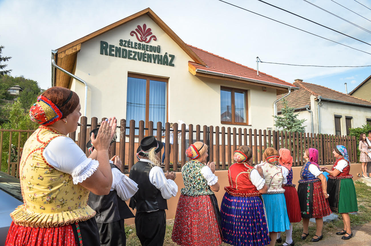 Felavattuk a Széleskedvű Rendezvényházat